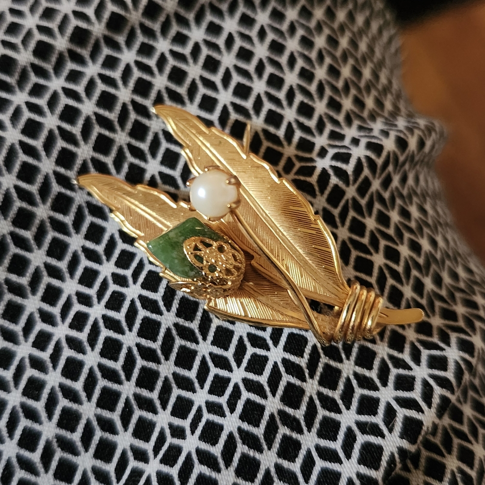 Elegant Gold Leaf Brooch with Pearl Accent
